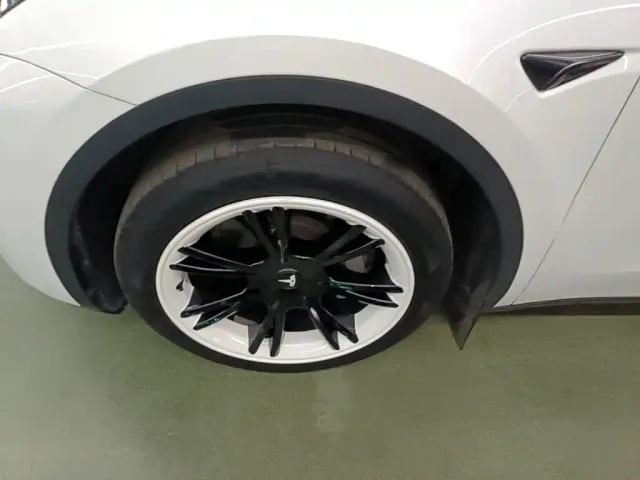 Tesla Model Y — Фото автомобиля 22