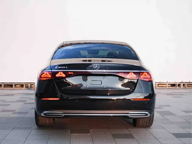 Mercedes-Benz E-Class — Фото автомобиля 8
