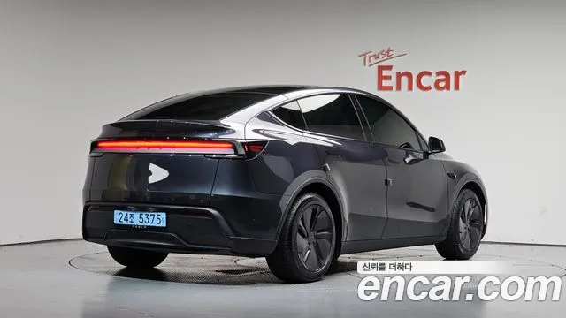Tesla Model Y — Фото автомобиля 2