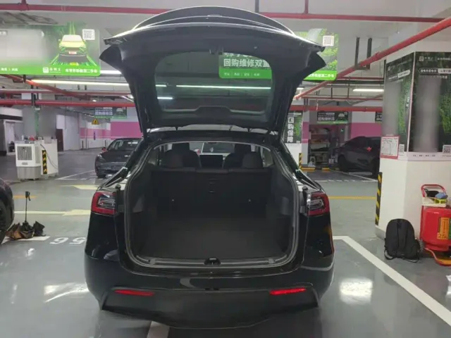 Tesla Model Y — Фото автомобиля 18