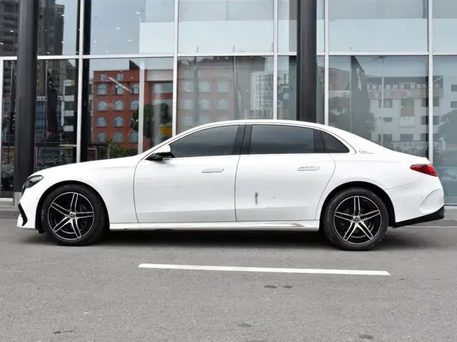 Mercedes-Benz E-Class — Фото автомобиля 4