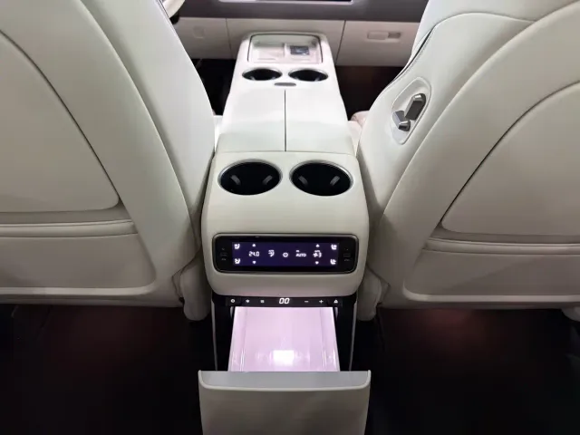 Li Auto i8 — Фото автомобиля 14