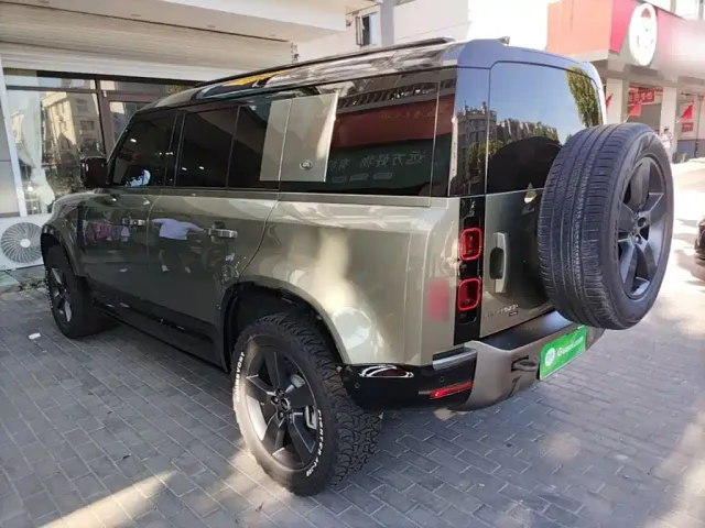 Land Rover Defender — Фото автомобиля 4