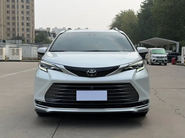 Toyota Sienna — Фото автомобиля 2