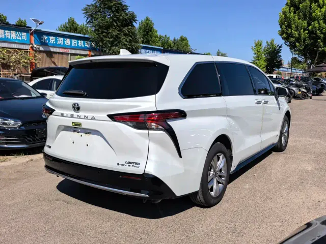 Toyota Sienna — Фото автомобиля 6