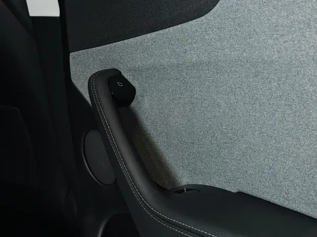 Tesla Model Y — Фото автомобиля 14