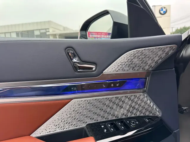 BMW BMW i7 2023 Model xDrive60L M Sport Package — Фото автомобиля 6