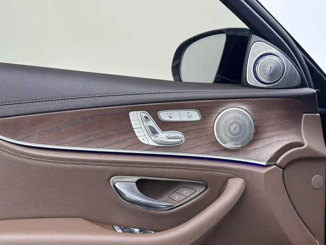 Mercedes-Benz E-Class — Фото автомобиля 11