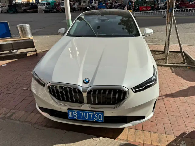 BMW 5 Series — Фото автомобиля 2