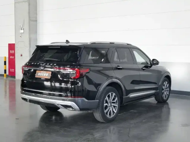 Ford Explorer — Фото автомобиля 2