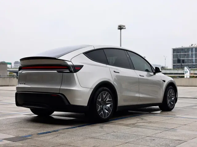 Tesla Model Y L — Фото автомобиля 7