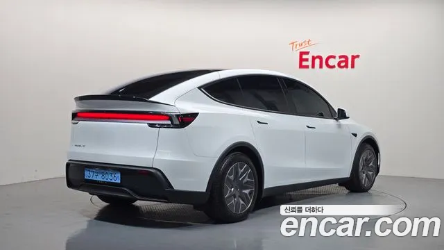 Tesla Model Y — Фото автомобиля 2