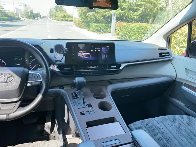 Toyota Sienna — Фото автомобиля 18