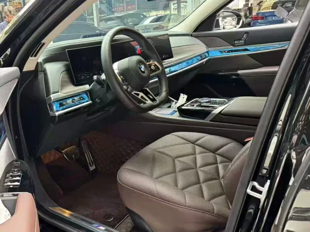 BMW 7 Series — Фото автомобиля 10