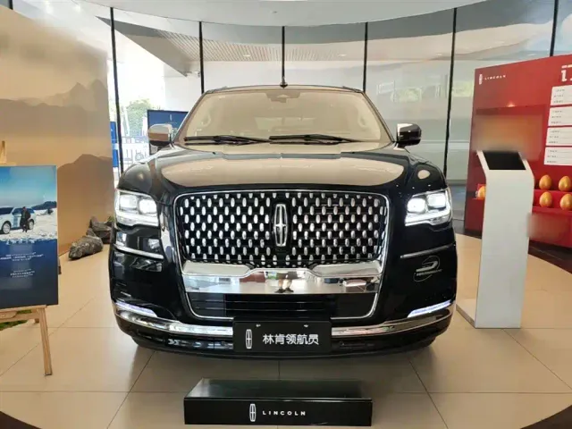 Lincoln Navigator — Фото автомобиля 2