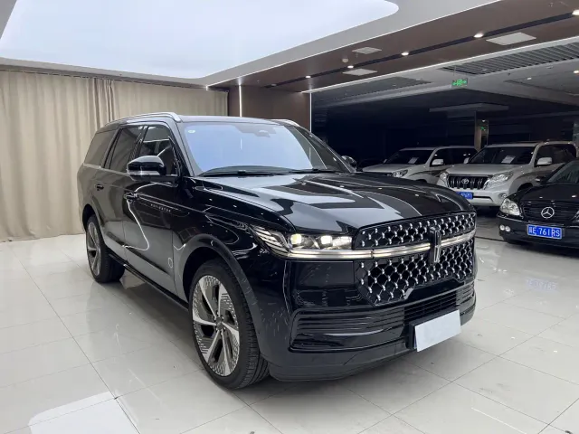 Lincoln Navigator — Фото автомобиля 3