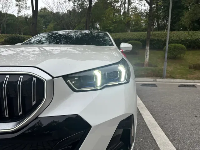 BMW 5 Series — Фото автомобиля 10