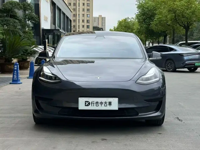 Tesla Model 3 — Фото автомобиля 2