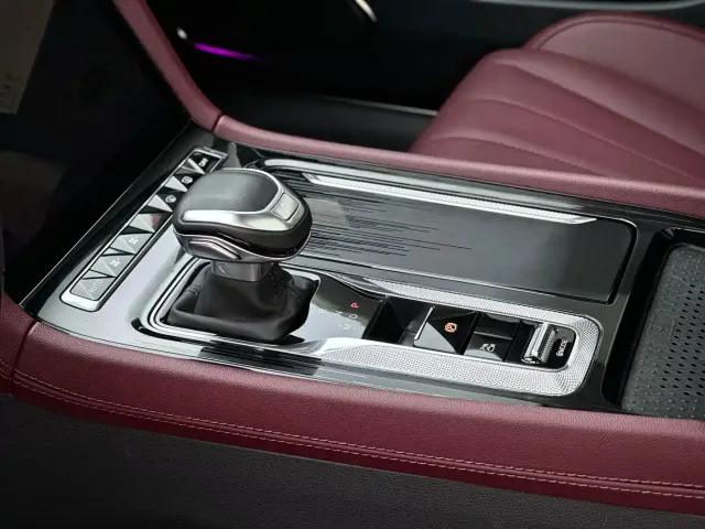 Hongqi Hongqi H5 2024 2.0T Automatic Smart Connect Flag Smooth Edition — Фото автомобиля 7