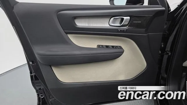 Вольво XC40 B4 Ultimate Bright — Фото автомобиля 25