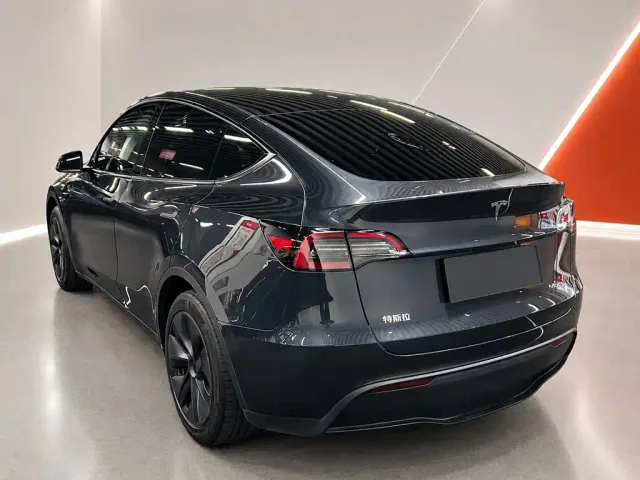 Tesla Model Y — Фото автомобиля 6