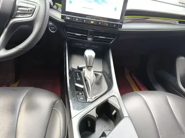 Roewe Roewe i5 2021 1.5L CVT Diamond Edition — Фото автомобиля 13