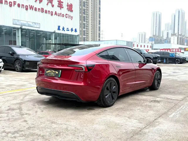 Tesla Model 3 — Фото автомобиля 7