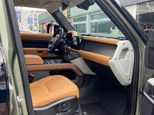 Land Rover Defender — Фото автомобиля 8