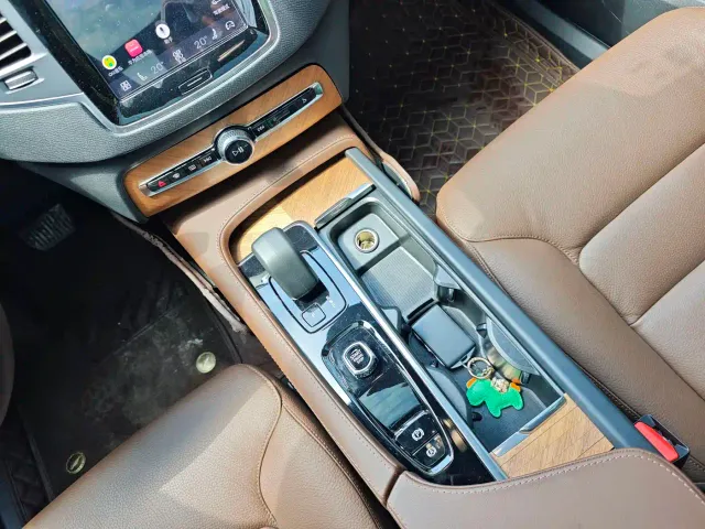 Volvo XC90 — Фото автомобиля 9