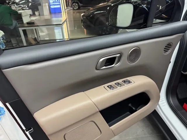 Li Auto i6 — Фото автомобиля 4