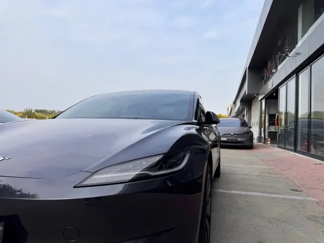 Tesla Model 3 2025 Model Rear-Wheel Drive Edition — Фото автомобиля 4