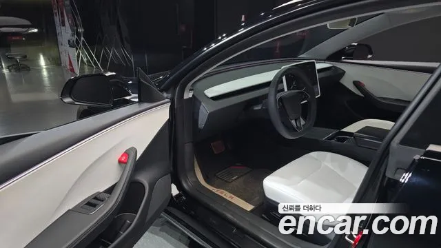 Tesla Model 3 — Фото автомобиля 10