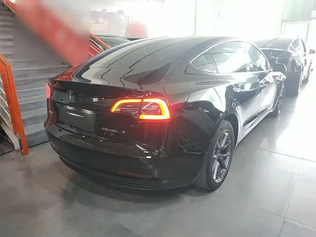 Tesla Model 3 — Фото автомобиля 6