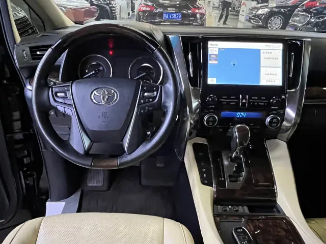 Toyota Alphard — Фото автомобиля 3