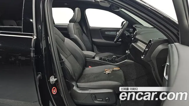 Вольво XC40 B4 Black Edition — Фото автомобиля 4