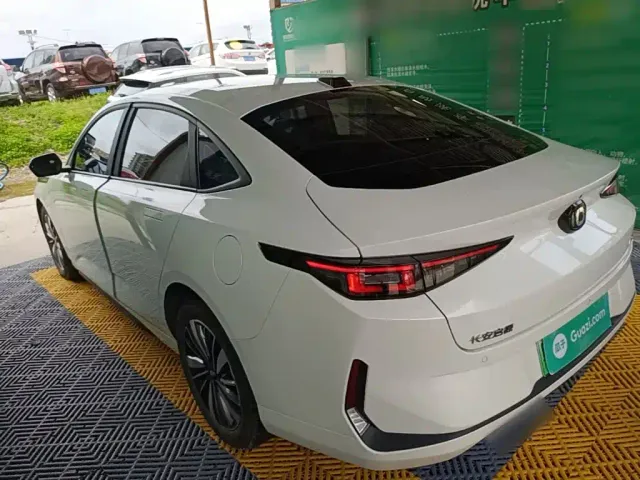 Changan Qiyuan A05 — Фото автомобиля 4