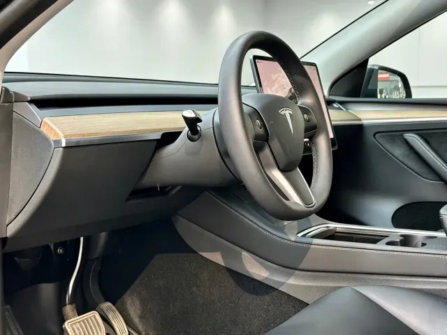 Tesla Model Y — Фото автомобиля 18