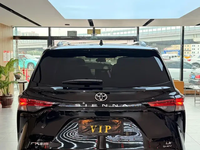 Toyota Sienna — Фото автомобиля 4