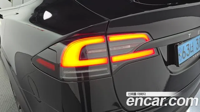 Tesla Model X — Фото автомобиля 8