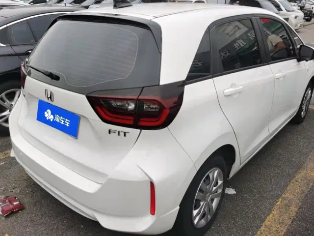Honda Fit — Фото автомобиля 3