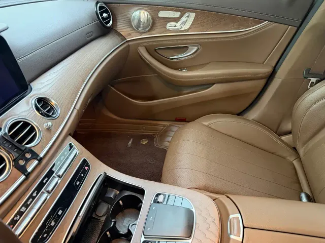 Mercedes-Benz E-Class — Фото автомобиля 5