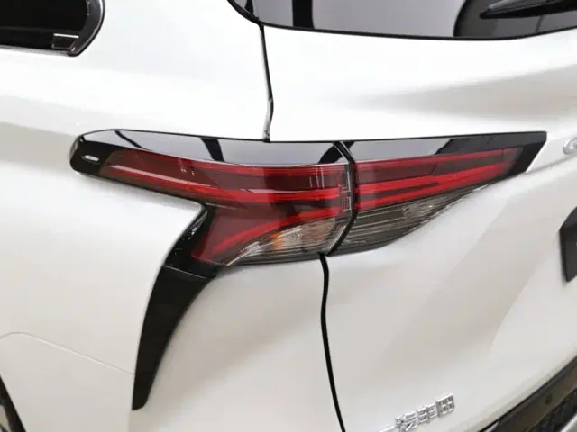 Toyota Granvia 2022 2.5L Hybrid Noble Edition — Фото автомобиля 29