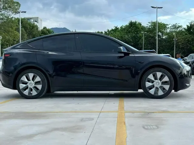 Tesla Model Y — Фото автомобиля 9