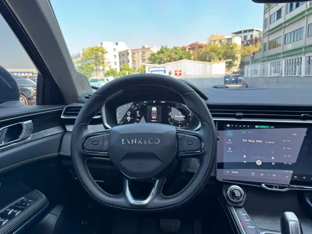 Lynk & Co 01 — Фото автомобиля 9