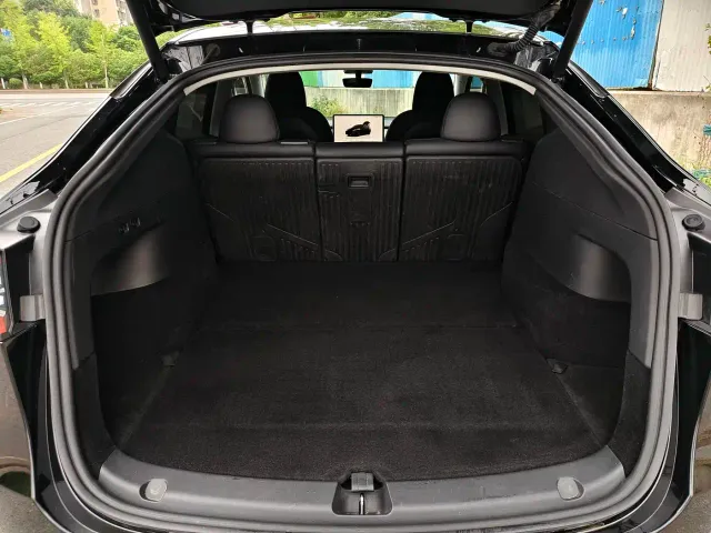 Tesla Model Y — Фото автомобиля 14