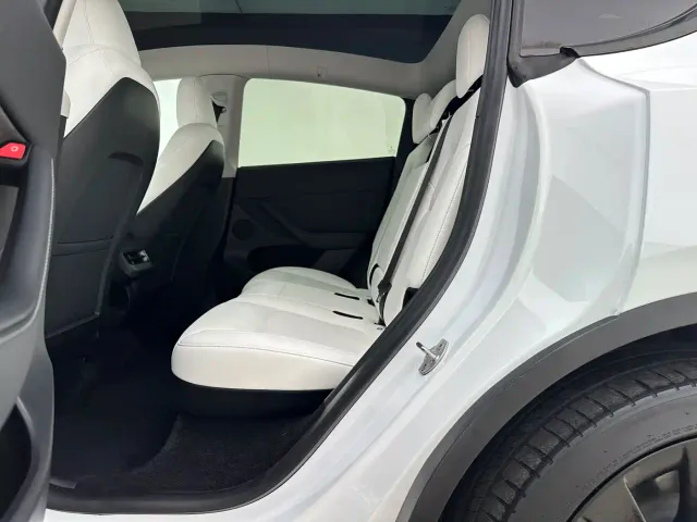 Tesla Model Y — Фото автомобиля 17