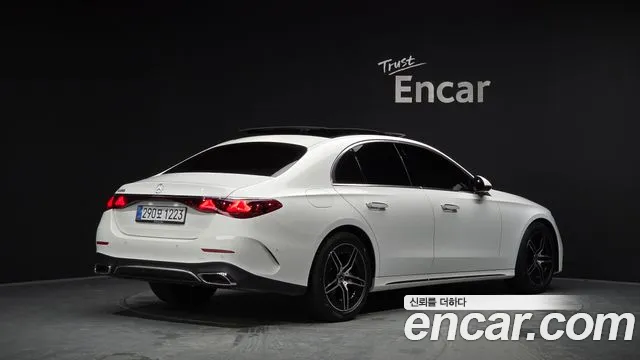 Mercedes-Benz E-Class — Фото автомобиля 2