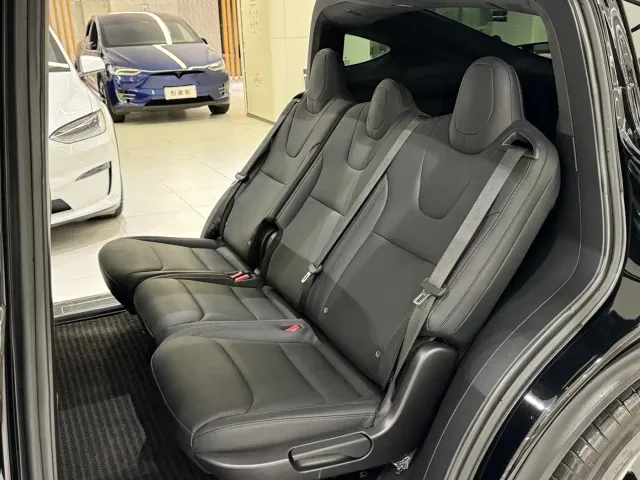 Tesla Model X — Фото автомобиля 16