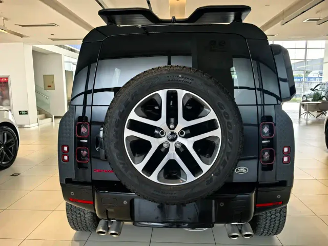 Land Rover Defender — Фото автомобиля 5