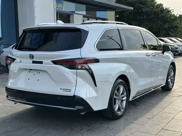 Toyota Sienna — Фото автомобиля 5